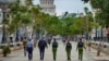 Policías en El Paseo del Prado, La Habana. (Yamil Lage/AFP/Archivo)