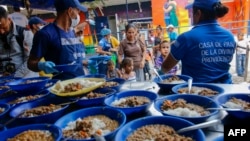 Migrantes venezolanos reciben comida en el refugio divina Providencia, en Cúcuta, Colombia.