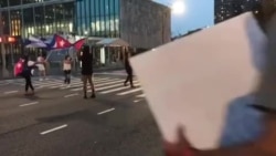 Manifestantes en New York muestran su apoyo al español Nacho Rocha Manifestantes en New York muestran su apoyo al español Nacho Rocha