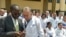 El profesor Anyang Nyongo (L), gobernador de Kisumu, habla con uno de los 100 médicos cubanos que dorman parte del convenio entre lso dos países