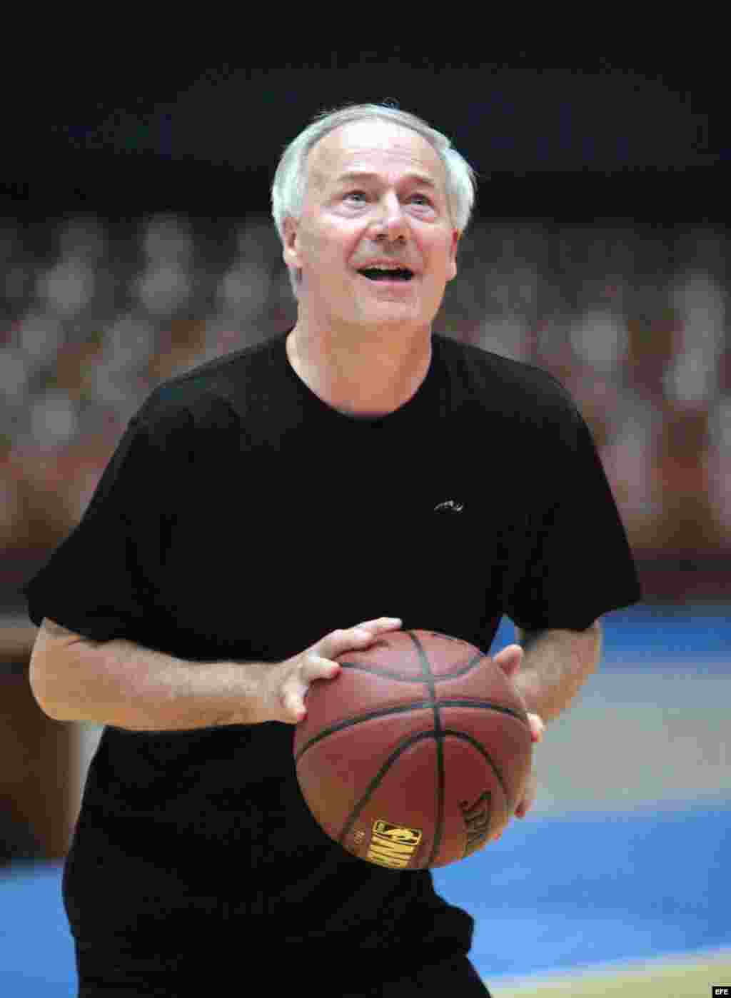 El gobernador de Arkansas, Asa Hutchinson, participa en un juego de Baloncesto en La Habana. EFE