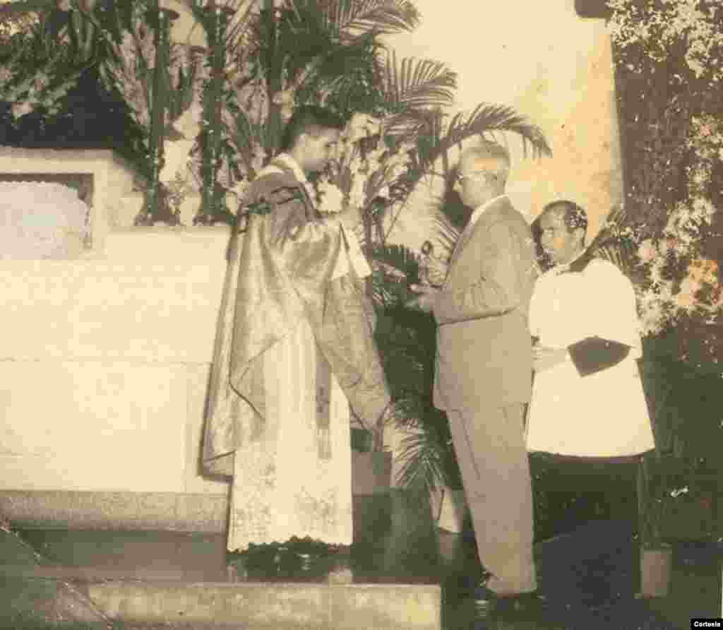 Recién ordenado sacerdote, el padre Agustin Roman celebra su primera misa, 11 de julio de 1959, en su ciudad natal, Matanzas, Cuba.