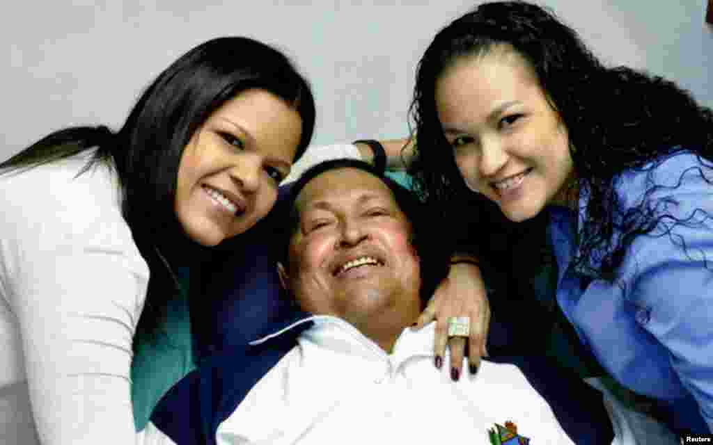 La foto de Chávez y sus hijas Rosa Virgina y María Gabriella.