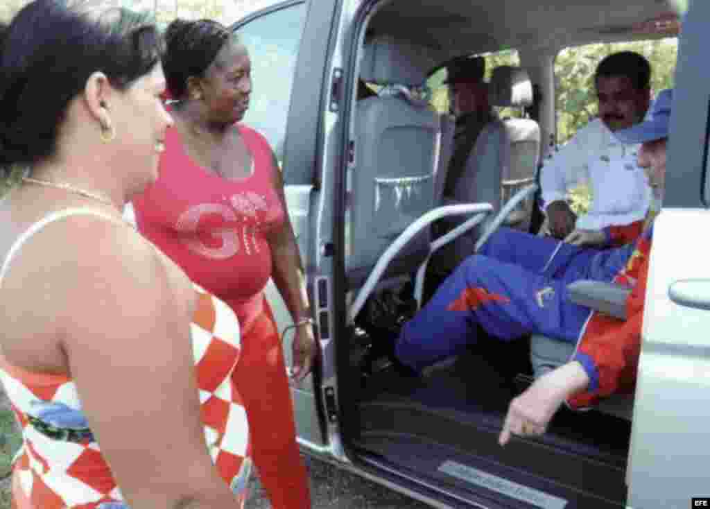 Castro y Maduro ante dos trabajadoras. El primero definió el encuentro así: "Lo miraron bien y dijeron: el presidente Maduro, y sonrieron con picardía.