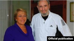 Michelle Bachelet durante su visita al jubilado gobernante cubano Fidel Castro. Al final de la visita no pidió el cese de los abusos en Cuba, sino el cese del embargo estadounidense.