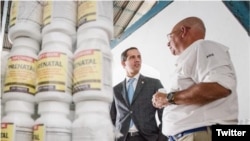 El presidente interino de Venezuela, Juan Guaidó, supervisa la ayuda humanitaria.