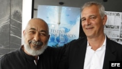 El escritor cubano Leonardo Padura (i) y el director francés Laurent Cantet (d).