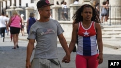 Una pareja caminando por La Habana. AFP/ Yamil Lage.