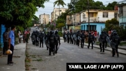 La policía antidisturbios recorre las calles luego de una manifestación contra el gobierno de Miguel Díaz-Canel en el municipio de Arroyo Naranjo, La Habana el 12 de julio de 2021.