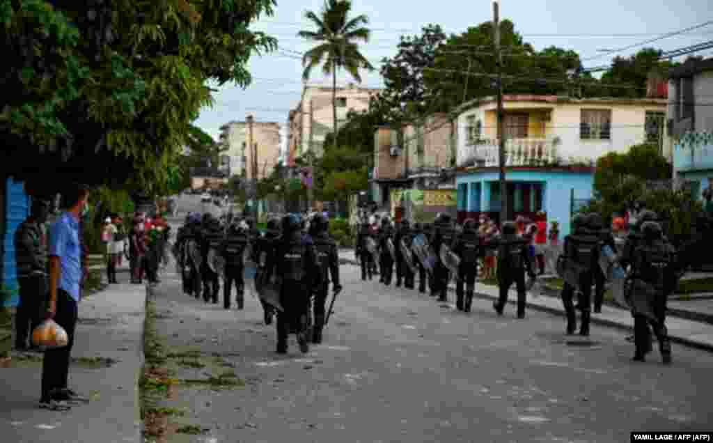 La policía antidisturbios recorre las calles luego de una manifestación contra el gobierno de Miguel Díaz-Canel en el municipio de Arroyo Naranjo, La Habana el 12 de julio de 2021.