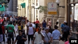 Según economistas, el proceso demoraría hasta 18 meses y probablemente consistiría en una devaluación del CUC y quizás una apreciación del peso. Un CUC equivale a 25 pesos, y ninguna de las monedas cubanas es aceptada fuera de la isla.