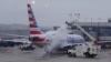 Un avión Boeing 737 de American Airlines Boeing espera el Aeropuerto Nacional Ronald Reagan de Washington el 7 de marzo de 2018.