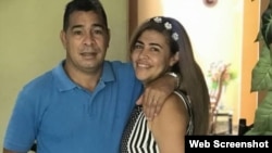 Un perro le ladra a los pacientes cuando llegan temprano por la mañana para ser tratados por Jorge Goliat