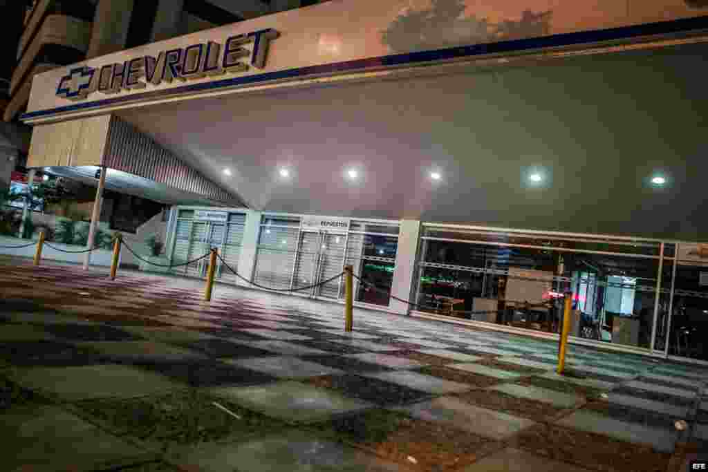 La vitrina vacía de un concesionario en Caracas.