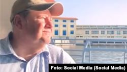 Mike Hammer en la lanchita de Regla