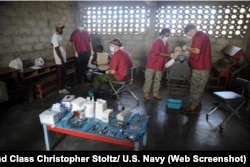 Personal de la Armada de EEUU asistiendo a pacientes damnificados por el terremoto del 2010 en Haití.