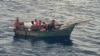 Ocho migrantes cubanos a bordo de una embarcación de metal, interceptados a 1 milla de Dania Beach, Florida. (Foto: Guardia Costera de EEUU).