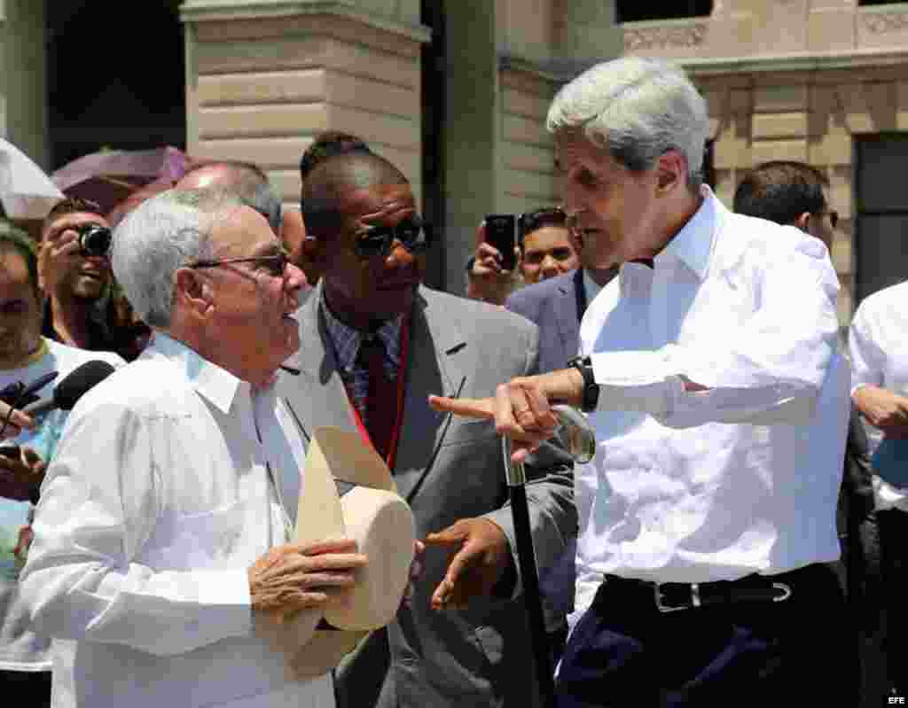 John Kerry (d) y Eusebio Leal (i) analizan el recorrido que ambos realizan por el centro histórico de La Habana (Cuba), el viernes, 14 de agosto de 2015.  