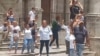 Capturas de pantalla de un video en el que se ve a familiares de presos políticos del 11J que protestaron el primero de agosto del 2022 exigiendo su libertad.