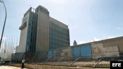 Trabajadores realizan labores de limpieza fuera de la embajada de Estados Unidos hoy, lunes 11 de septiembre del 2017, después del paso del huracán Irma por La Habana (Cuba).