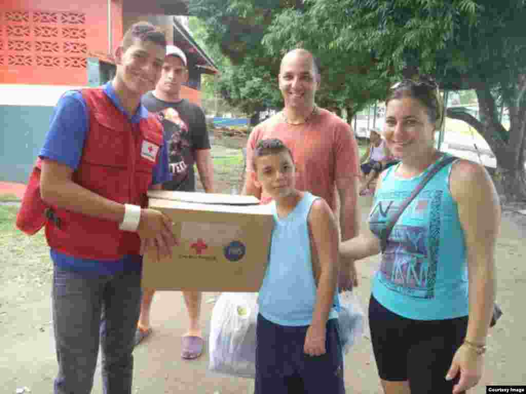 Cubanos en Panamá reciben ayuda.