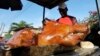 La carne de cerdo es el componente principal de las cenas tradicionales en Cuba. REUTERS/Desmond Boylan