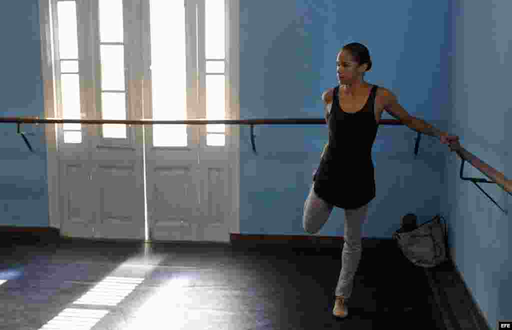 Misty Danielle Copeland, primera bailarina afroamericana del American Ballet Theatre, realiza estiramientos durante su visita a la sede del Ballet Nacional de Cuba hoy, martes 15 de noviembre del 2016, en La Habana (Cuba). Misty Danielle Copeland visita