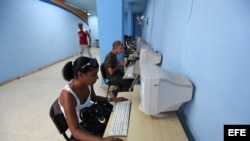 Varias personas acceden a Internet en una sala de navegación en La Habana.