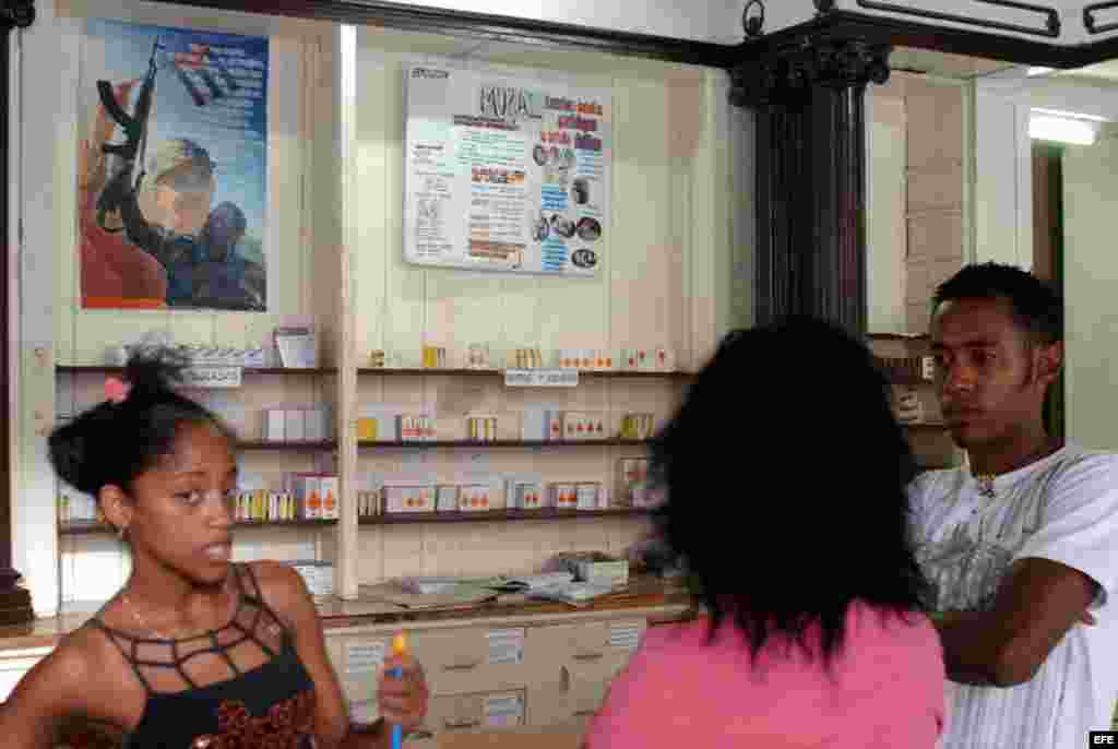 Las sales de rehidratación oral permiten tratar con éxito un 80% de los casos de cólera. Los antibióticos apropiados pueden reducir la duración de la diarrea y de la excreción de Vibrio cholerae.