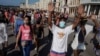 Cubanos gritan consignas contra el gobierno en La Habana, el 11 de julio de 2021. REUTERS/Alexandre Meneghini