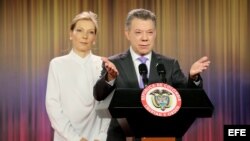El presidente de Colombia, Juan Manuel Santos junto a su esposa, María Clemencia Rodríguez (i),en declaraciones a la prensa hoy, viernes 7 de octubre de 2016, en la Casa de Nariño de Bogotá (Colombia). Santos, dijo hoy que recibe el Premio Nobel de Paz "