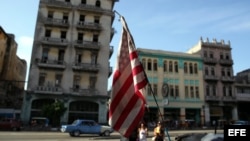 Una bandera de Estados Unidos ondea en un bicitaxi, en La Habana.