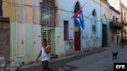 Un hombre camina por una calle de la Habana Vieja.