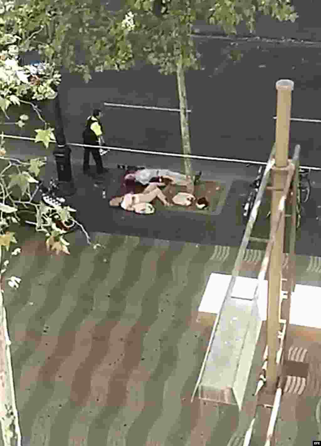 Captura de un vídeo doméstico con varias de las víctimas del atropello masivo de una furgoneta que ha arrollado esta tarde a varias personas que paseaban por las Ramblas de Barcelona. Los Mossos d'Esquadra y los equipos de emergencias sanitarias han desp