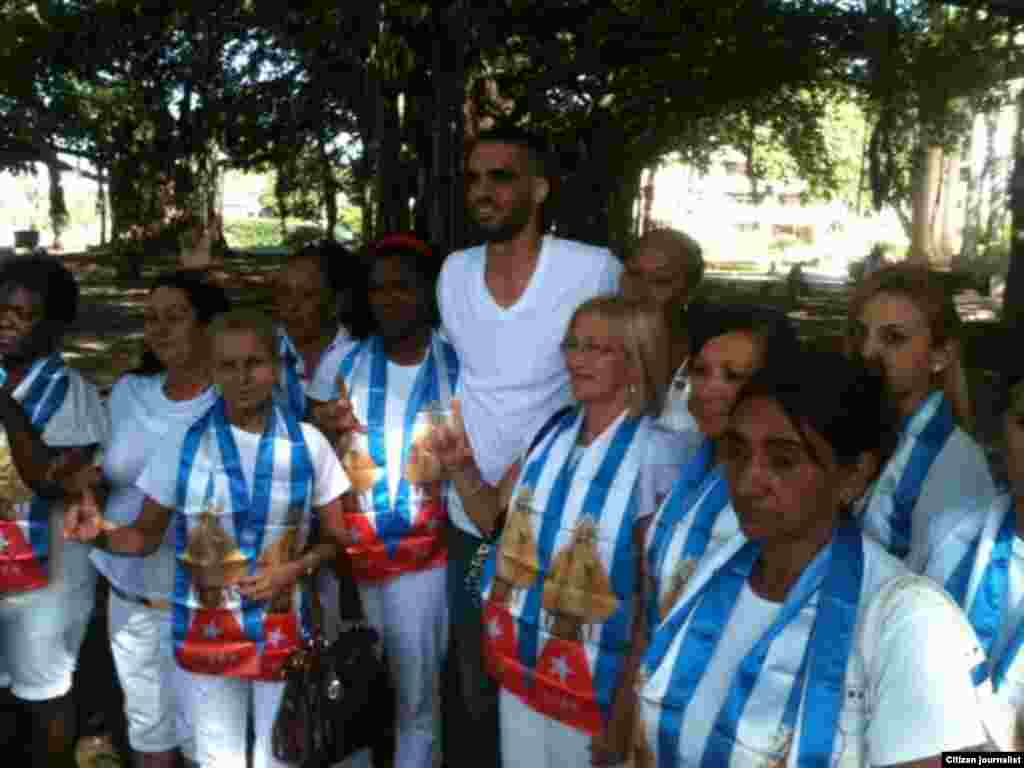 El grafitero cubano Danilo Maldonado, "El Sexto",  junto a las Damas de Blanco y los activistas  en el parque Gandhi.