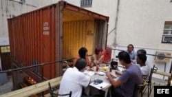 Varias personas comen los platos de los chefs que participan en el Proyecto Paladar.