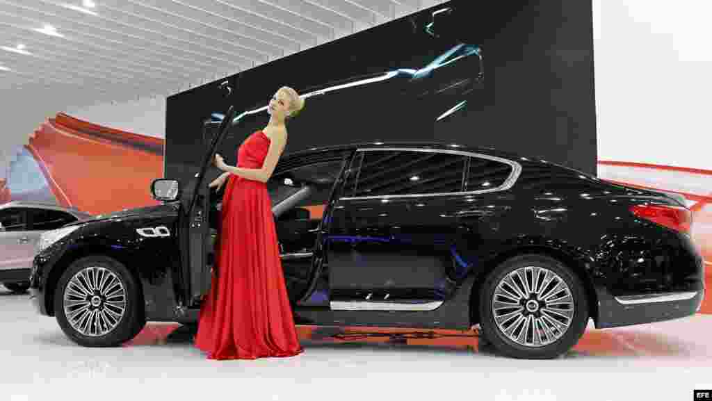 Una modelo posa junto al nuevo Kia Quoris durante el Salón Internacional del Automóvil de Moscú, Rusia.