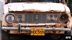Detalle de un viejo auto ruso que permanece abandonado en un estacionamiento en La Habana (Cuba) el 28 de septiembre de 2011.