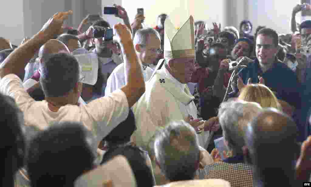 El papa Francisco (c) llega a una misa hoy, martes 22 de septiembre de 2015, en la Basílica Menor del Santuario de Nuestra Señora de la Caridad del Cobre en Santiago (Cuba).