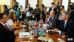 El ministro de Asuntos Exteriores del Reino Unido, Philip Hammond (d), habla con el canciller cubano, Bruno Rodríguez Parrilla (i), hoy, 28 de abril de 2016, en la sede de la Cancillería en La Habana