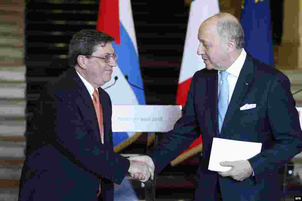 El ministro de Exteriores francés Laurent Fabius (d) saluda a su homólogo cubano Bruno Rodríguez (i) tras su encuentro en el Quai d'Orsay de París, Francia hoy 21 de abril de 2015. EFE/Yoan Valat