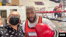 El autor junto a Yunieski González.