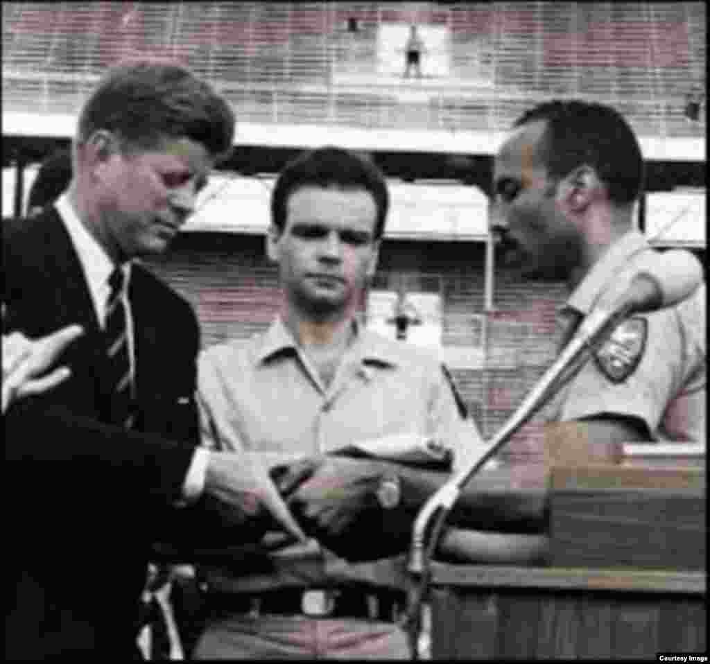 El 29 de diciembre de 1962, Oliva se dirigió a miles de veteranos de la Brigada 2506 y sus familias, reunidos durante una ceremonia en el estadio Orange Bowl de Miami, donde se le entregó al presidente John F. Kennedy la bandera de la Brigada.