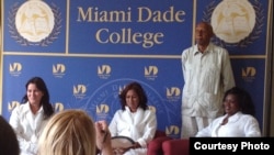 Conferencia de prensa en la Torre de la Libertad