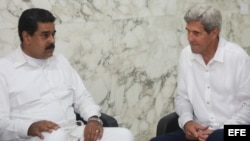 Fotografía cedida por el Palacio de Miraflores donde se observa al presidente de Venezuela, Nicolás Maduro (i), hablando con el secretario de Estado de Estados Unidos, John Kerry (d), hoy, lunes 26 de septiembre de 2016, en Cartagena (Colombia). Maduro y