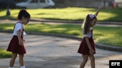 Dos niñas que inician la educación primaria juegan en un parque el 2 de septiembre de 2013, en La Habana (Cuba).
