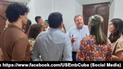 Mike Hammer con un grupo de trabajadores privados en Camagüey, pertenecientes a la agrupación Cuba Emprende.