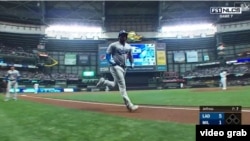 Yasiel Puig completa la vuelta al cuadro tras disparar un jonrón de tres carreras en el juego decisivo de los Dodgers frente a los Cerveceros por el banderín 2018 de la Liga Nacional.