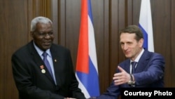 El Presidente de la Duma en Rusia, Sergei Narishkin (d) recibe al presidente de la Asamblea Nacional del Poder Popular de Cuba, Esteban Lazo Hernández (i).