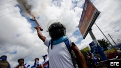 Un estudiante dispara un mortero durante la marcha contra el Gobierno de Daniel Ortega en Managua, Nicaragua.